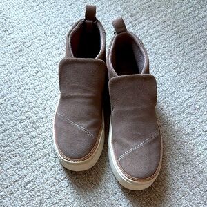 Tom’s Mid-Rise Suede Shoes